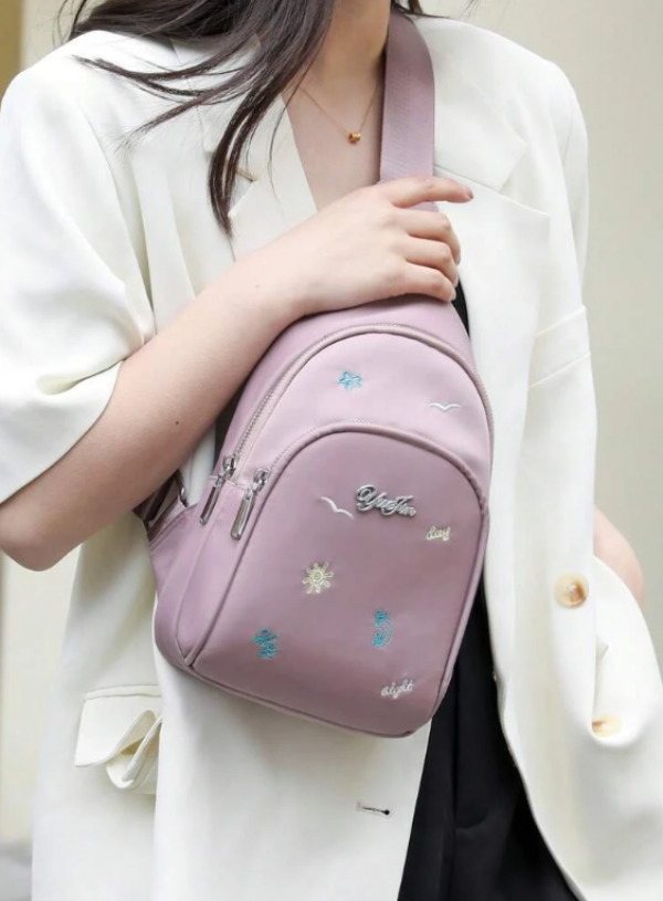 Tas selempang berwarna pastel dengan detil bordir cantik